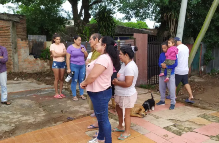 Vecinos hacen guardia para evitar usurpación de un terreno abandonado que será una calle