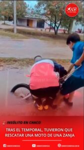 INSÓLITO EN CHACO: TRAS EL TEMPORAL, BOMBEROS RESCATARON UNA MOTO DE UNA ZANJA