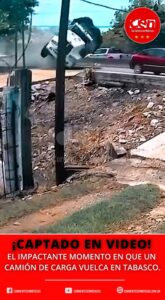 Impactante video en Tabasco: volcó un camión de carga y aplastó a dos vehículos con piedras
