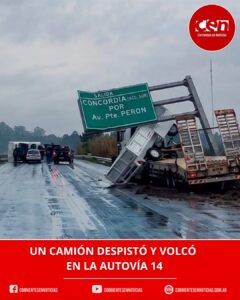 Fuerte accidente en la Autovía 14: volcó un camión que transportaba a otro vehículo y hay dos heridos
