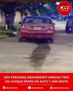 Grave choque de madrugada en el barrio Víctor Colas: dos motociclistas hospitalizados tras colisionar con un auto